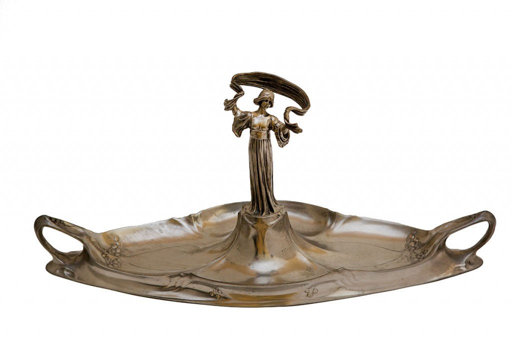 bandeja de estanho fundido com banho de prata WMF estilo art nouveau – Alemanha, década de 1920