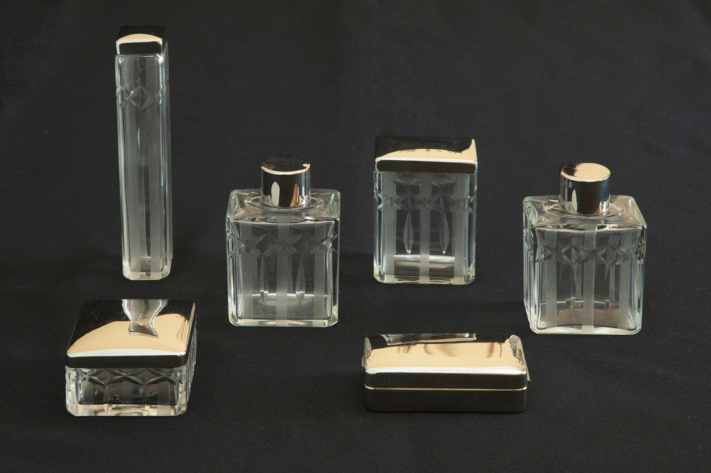 conjunto de toucador de cristal lapidado e metal estilo art déco – Bohemia, década de 1930
