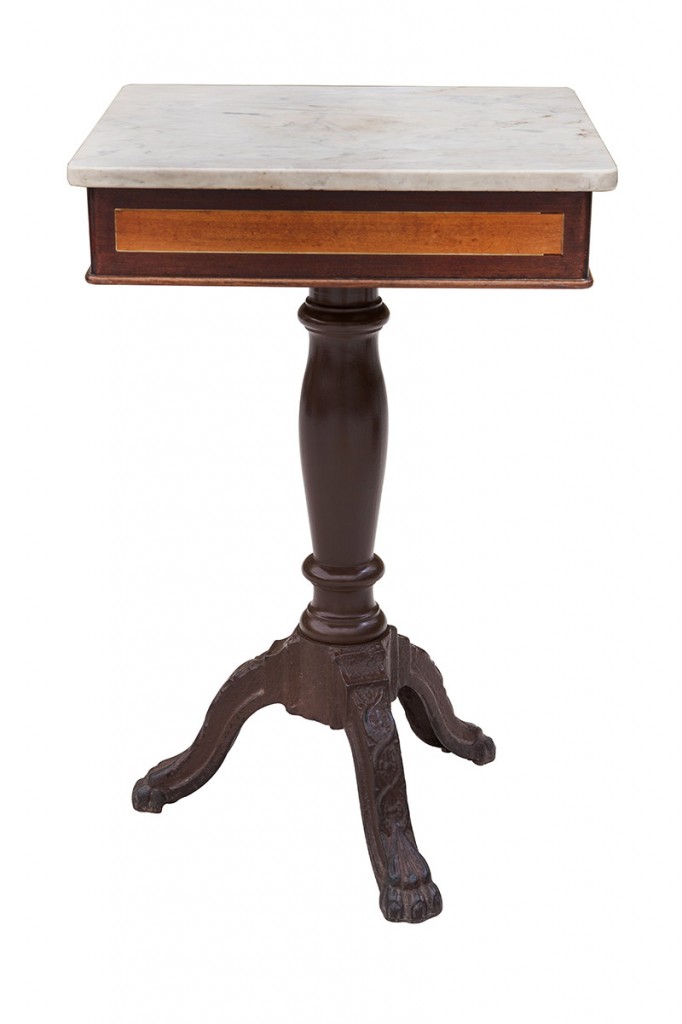 mesa com base de ferro fundido de três apoios estilo art déco – Brasil, década de 1930
